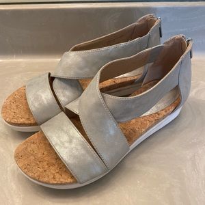 Adrienne Vittadini zip back cork & silver sandals
